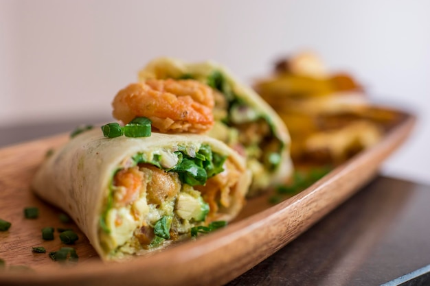 Avvolgere il panino con carne animale e verdure manzo pollo gamberetti patatine fritte lattuga