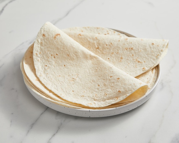 Avvolgere la tortilla semplice su sfondo bianco dall'alto