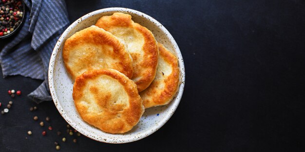 avvolgere tortillas di pane piatto con farina e acqua langos casalinghi