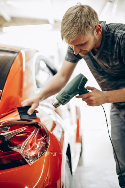 Avvolgimento auto con pellicola e asciugatura con ventola al servizio auto