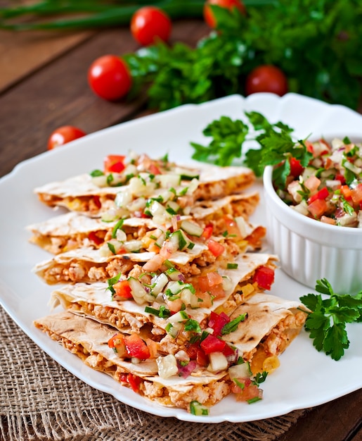 Avvolgimento di quesadilla messicana con pollo, mais, peperoni e salsa