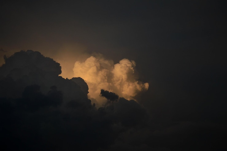 Photo awan gelap di langit gelap