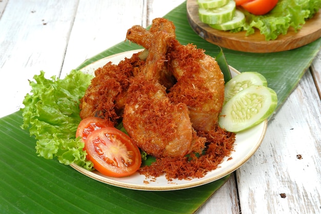Ayam Goreng serundeng, pollo fritto cosparso di cocco grattugiato con spezie al curry o serundeng