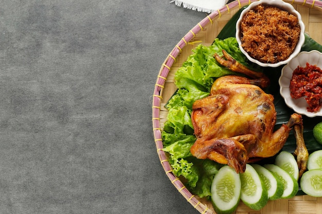 Ayam Ingkung Goreng o Bakakak Hayam pollo intero fritto