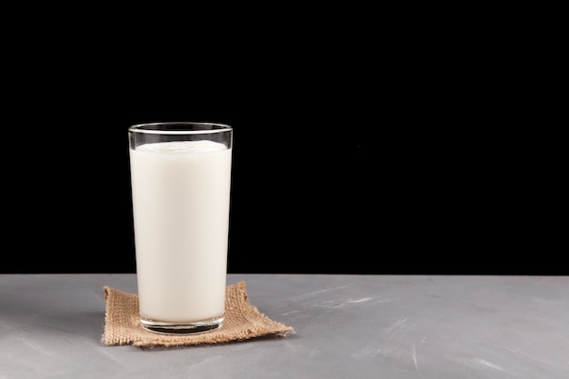 Ayran o kefir in un bicchiere su uno sfondo scuro. Latte fermentato ayran.