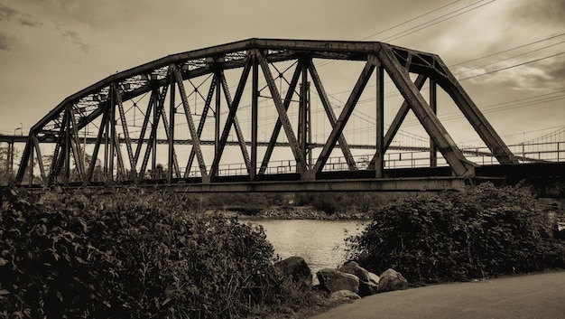 Azienda agricola del ponte della ferrovia sul fondo del ponte di Lion Gates