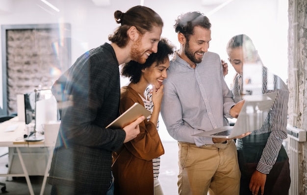 Azienda di successo con lavoratori felici. Concetto di ufficio lavoro di squadra riunione d'affari