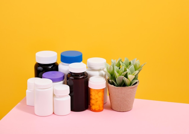 Aziende sanitaria Additivi biologicamente attivi imballaggio con farmaci pillole e piante verdi