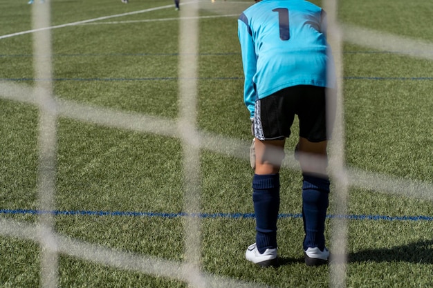 Azione del portiere di calcio nello stadio