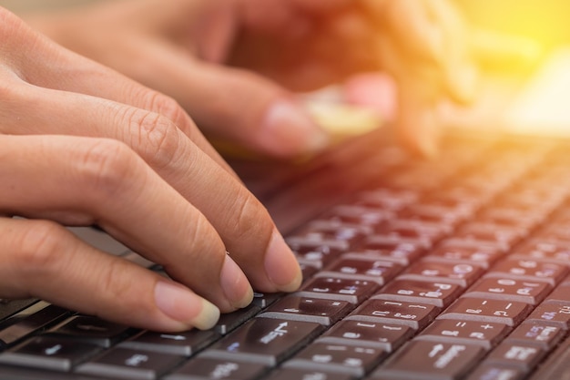 azione della mano che lavora da casa con il PC del computer