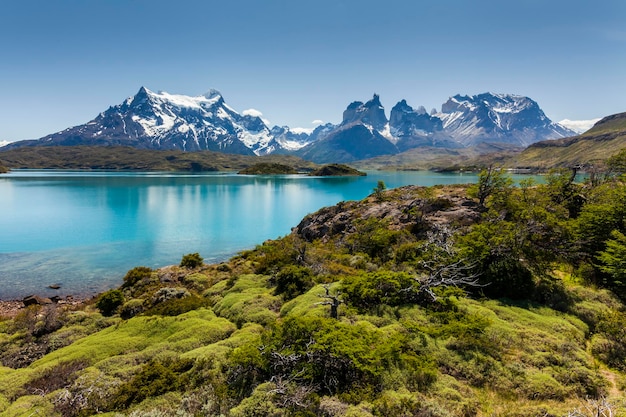 Azzurro Lago Pehoe ai piedi del Parco Nazionale delle montagne Torres del Paine Cile