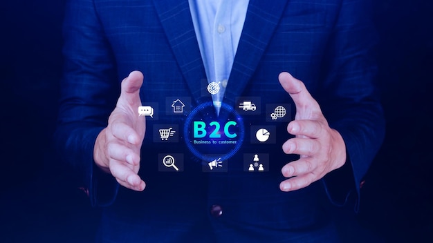 B2C Business to customer marketing strategy concept Imprenditore in possesso di un'icona B2C virtuale per la strategia aziendale Comunicazione feedback marketing online Strategia di marketing e-commerce