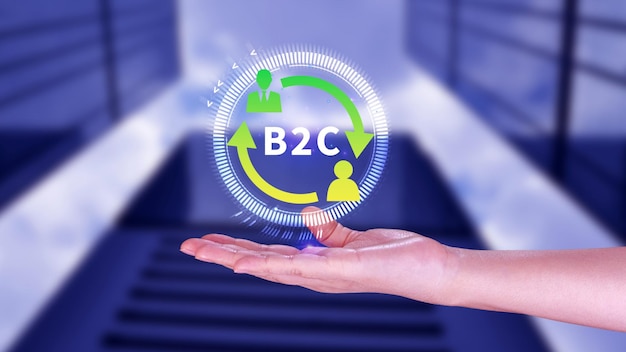 B2C Business to customer marketing strategy concept Imprenditore in possesso di un'icona B2C virtuale per la strategia aziendale Comunicazione feedback marketing online Strategia di marketing e-commerce