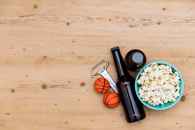 Baasketball match party Bottiglia di birra con basket e popcorn