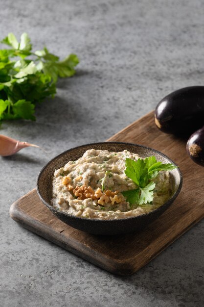 Babà ganoush di melanzane al forno con prezzemolo, aglio e olio d'oliva