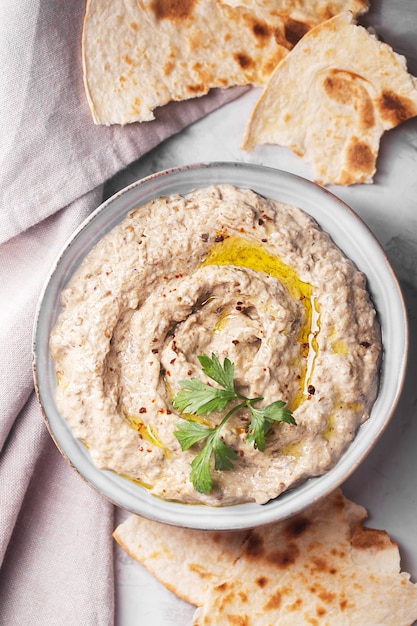 Baba ganoush, Ezme cucina levantina orientale in un piatto con pane pita su uno sfondo di cemento con un tovagliolo