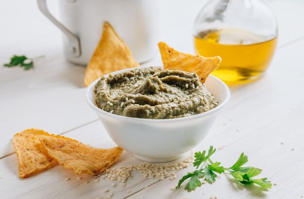 Baba tradizionale arabo dip baba ganoush con patatine di mais