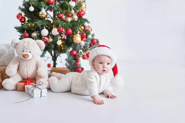 Babbo Natale albero di Natale sfondo Felice Anno Nuovo Bambino nel cappello di Babbo Natale