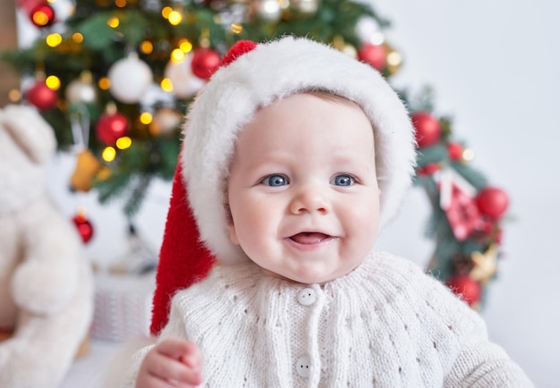 Babbo Natale albero di Natale sfondo Felice Anno Nuovo Bambino nel cappello di Babbo Natale