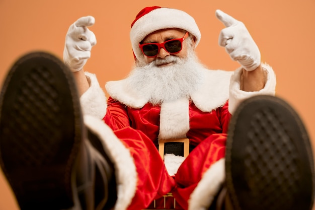 Babbo Natale allegro divertirsi nel carrello della spesa