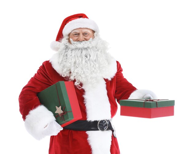 Babbo Natale autentico felice che tiene scatole regalo su sfondo bianco