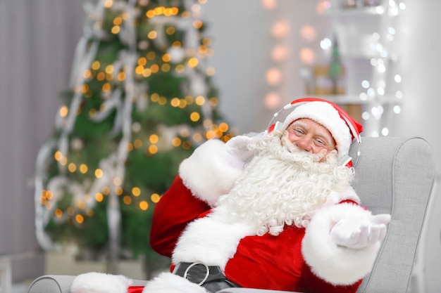 Babbo Natale che ascolta la musica in soggiorno