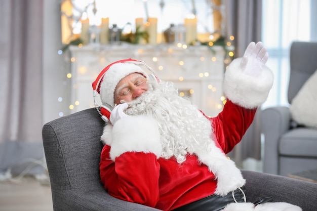 Babbo Natale che ascolta la musica in soggiorno