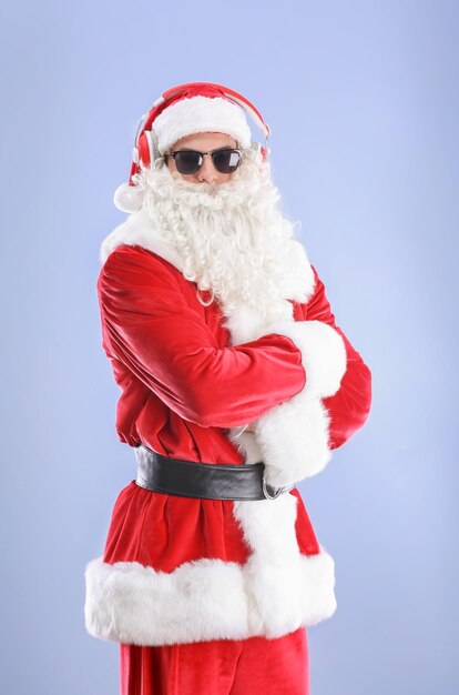 Babbo Natale che ascolta la musica su uno sfondo colorato