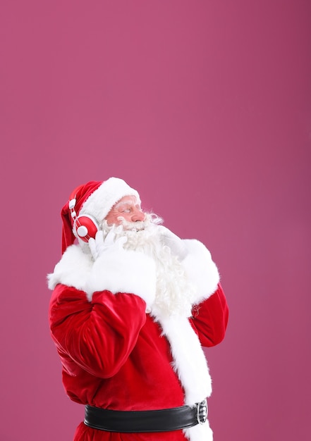 Babbo Natale che ascolta la musica