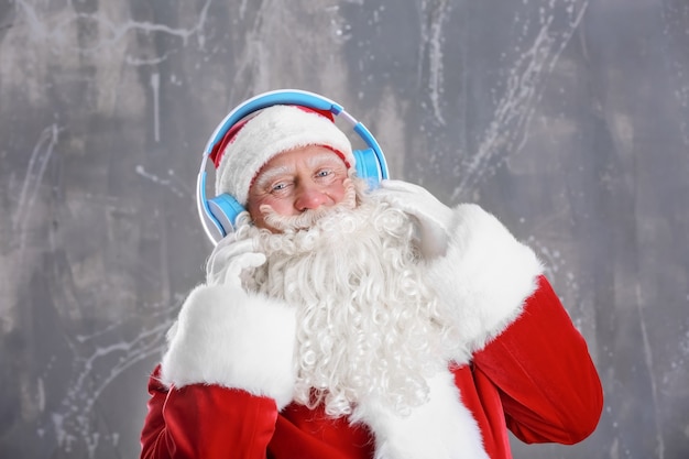 Babbo Natale che ascolta musica su sfondo grunge