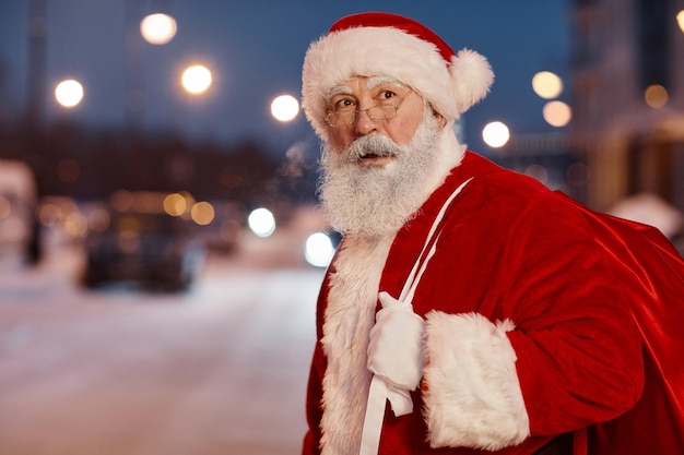 Babbo Natale che attraversa la strada