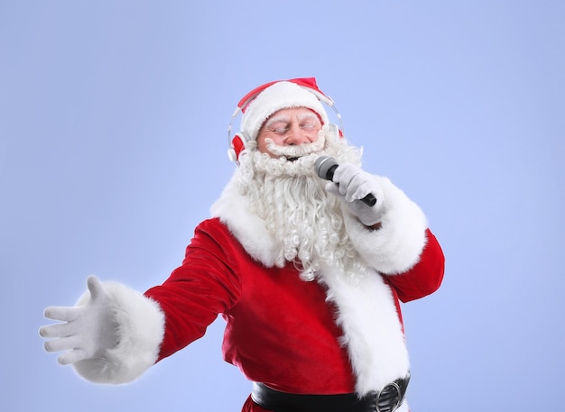 Babbo Natale che canta canzoni di Natale su uno sfondo colorato