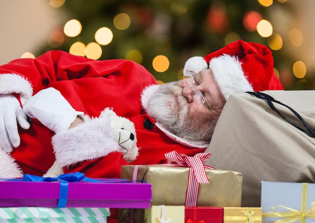 Babbo Natale che dorme su scatole regalo