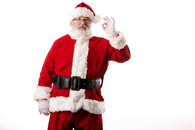 Babbo Natale che fa il gesto OK su sfondo bianco