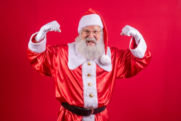 Babbo Natale che mostra i muscoli. Babbo Natale forte