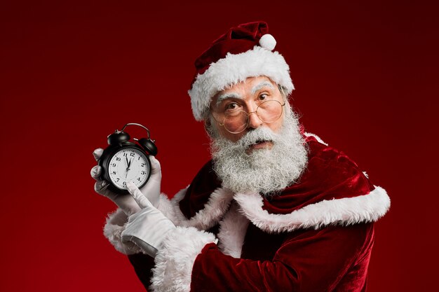 Babbo Natale che punta all'orologio