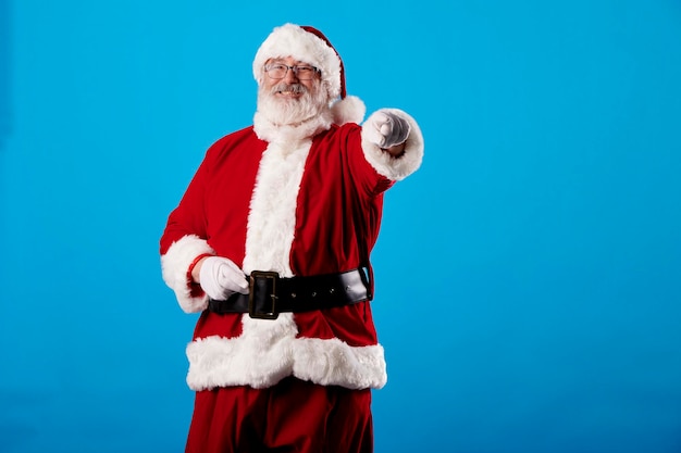 Babbo Natale che punta il dito verso la telecamera su sfondo blu