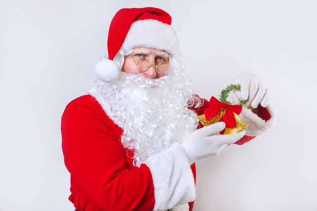 Babbo Natale che suona una campana su un bianco, tempo di Natale,