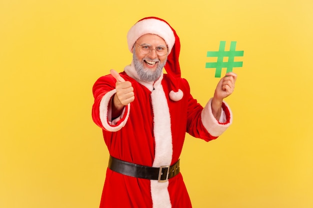 Babbo Natale che tiene in mano l'hashtag verde e mostra il pollice in su, sito web consigliato