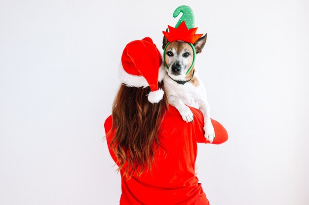 Babbo Natale che tiene in mano un cane elfo concetto di Natale