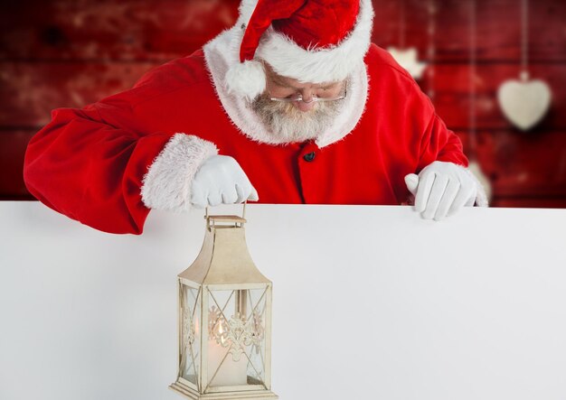 Babbo Natale che tiene la lanterna di Natale e guarda in basso