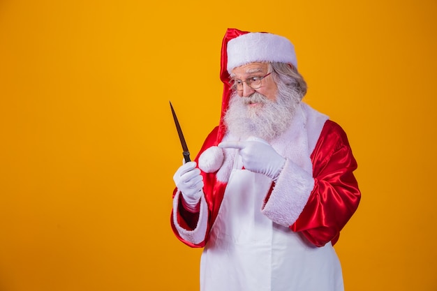 Babbo Natale che tiene un coltello. Concetto malvagio di Babbo Natale. Omicidio.