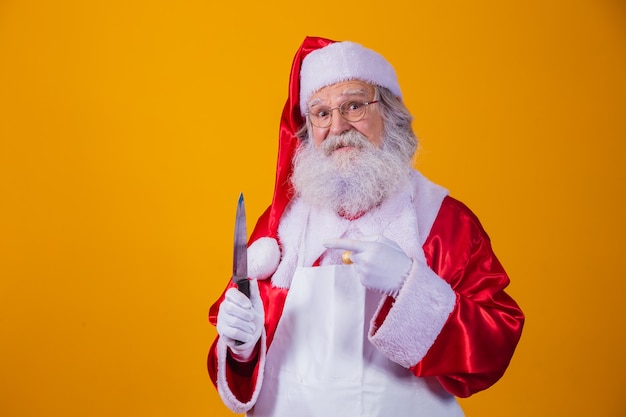 Babbo Natale che tiene un coltello. Concetto malvagio di Babbo Natale. Omicidio.