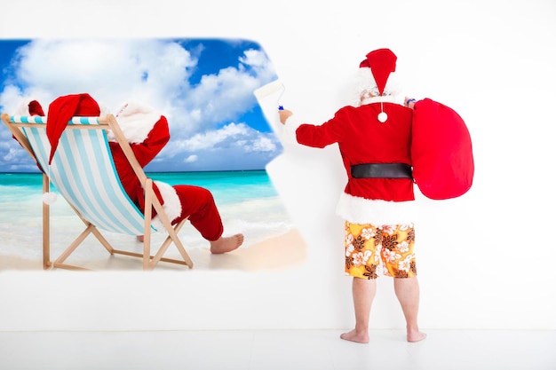 Babbo natale con abbigliamento da spiaggia e concetto di vacanza dipinto sul muro