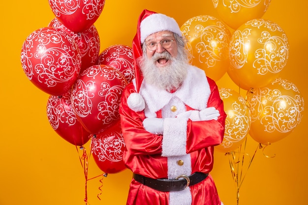 Babbo Natale con dei palloncini sullo sfondo