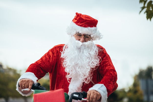 Babbo Natale con doni in bicicletta. periodo natalizio