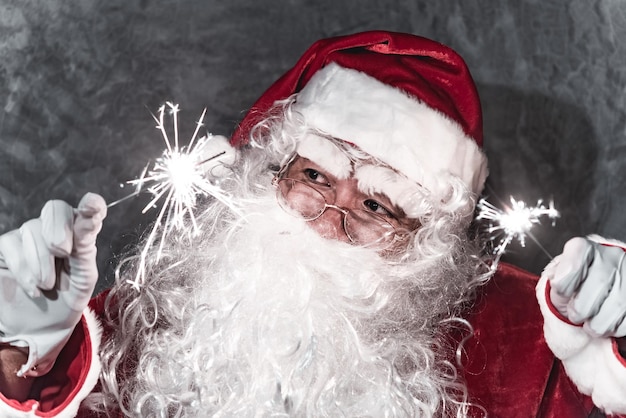 Babbo Natale con fuochi d'artificio per giocareBuon NataleFelicità ai bambiniBenvenuti in invernoFelice anno nuovo