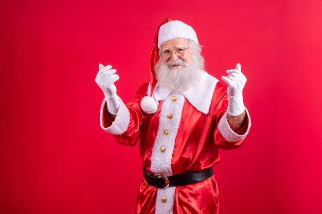 Babbo Natale con i tipici abiti natalizi.