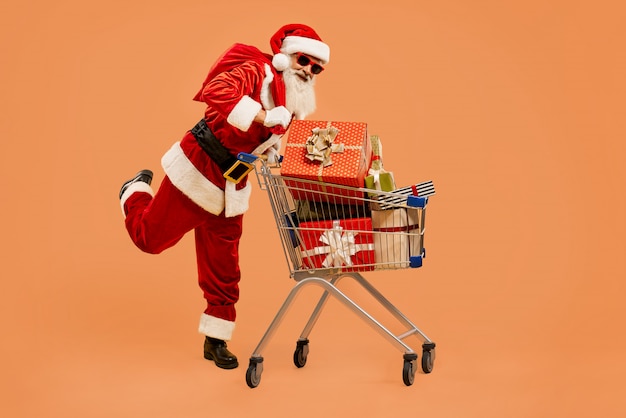 Babbo Natale con il carrello pieno di scatole regalo