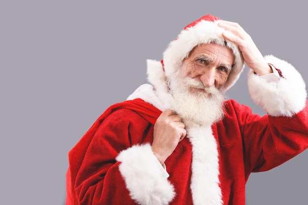 Babbo Natale con la barba bianca su sfondo grigio
